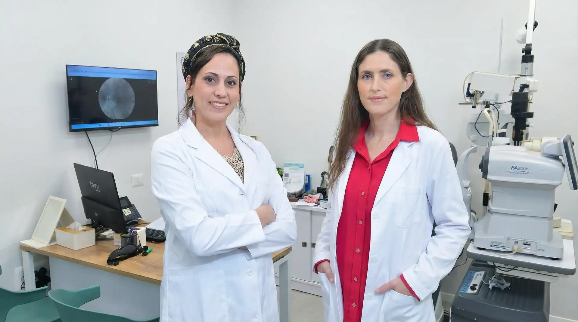 אפרת וזהר במרפאה של איזי ויז'ן בתל אביב.