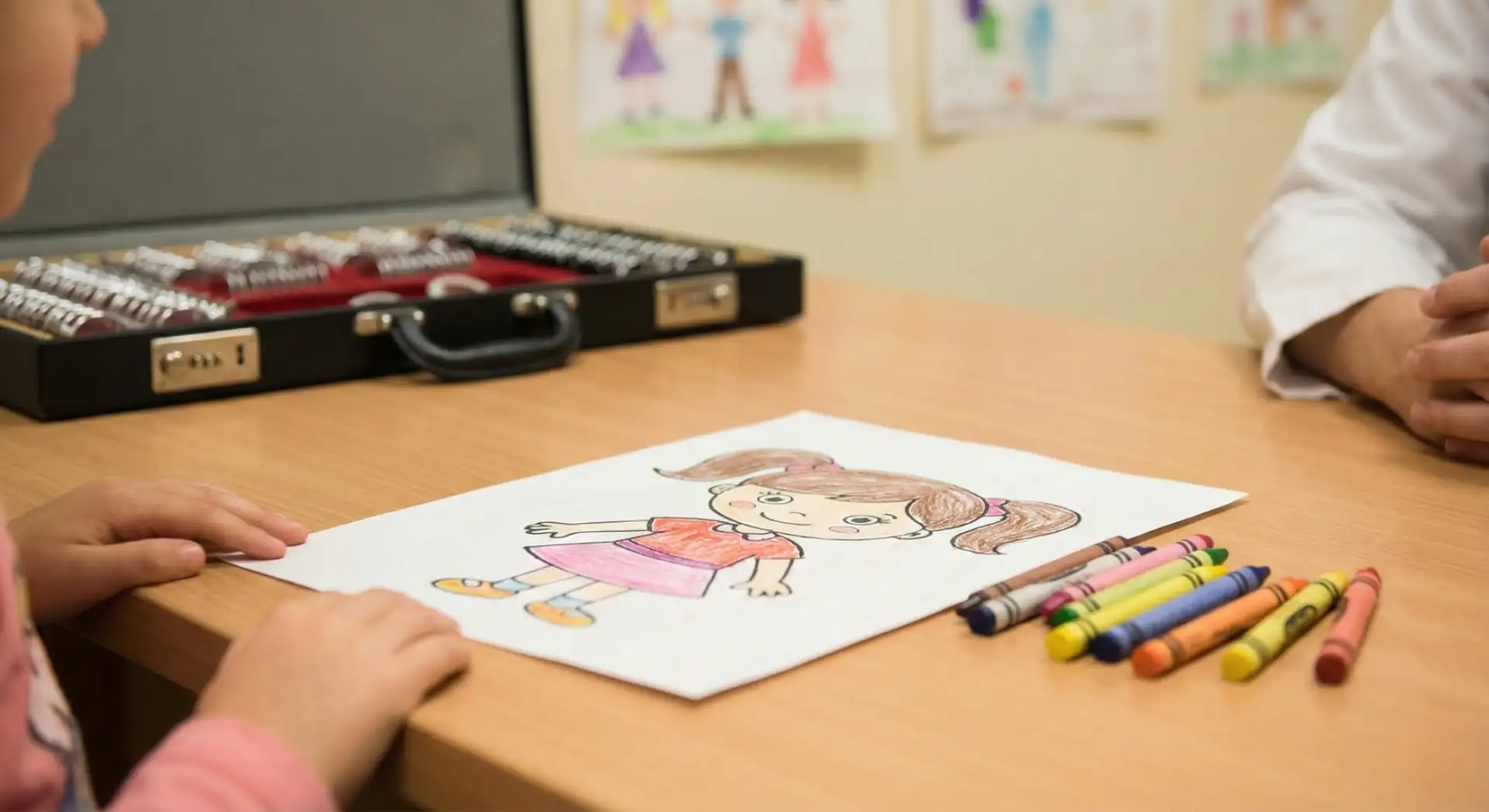 ידיים של ילד מציירות בצבעי עפרון – בדיקת ראייה תפקודית לילדים ב-EZ Vision